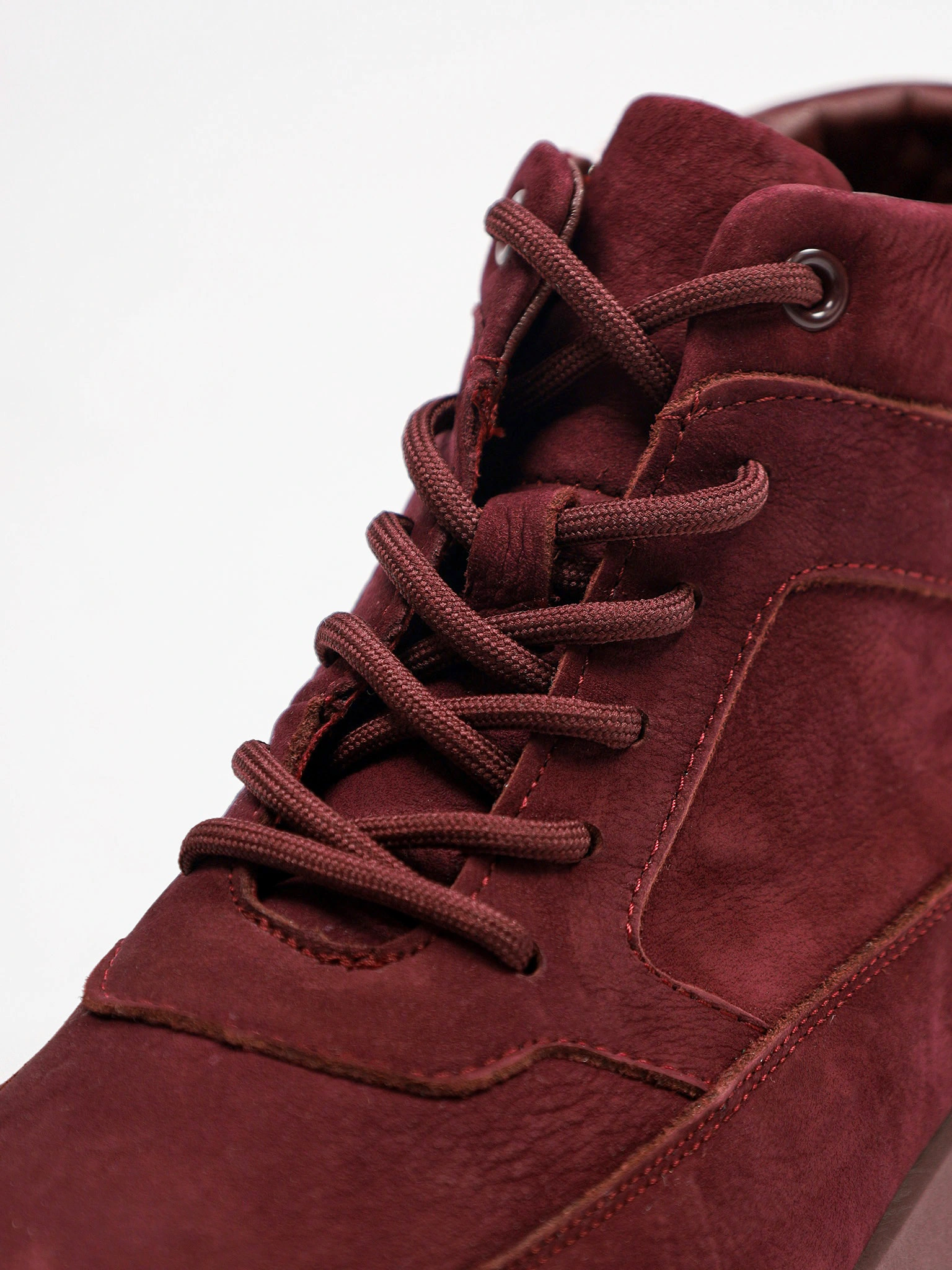 Ботинки бордового цвета на низкой рельефной подошве